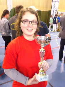marie Laure avec la coupe de l'équipe féminine de la Manche 